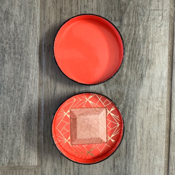 Juvia's Place "The Heroine Glow II" highlighter - Picture 3 of 6